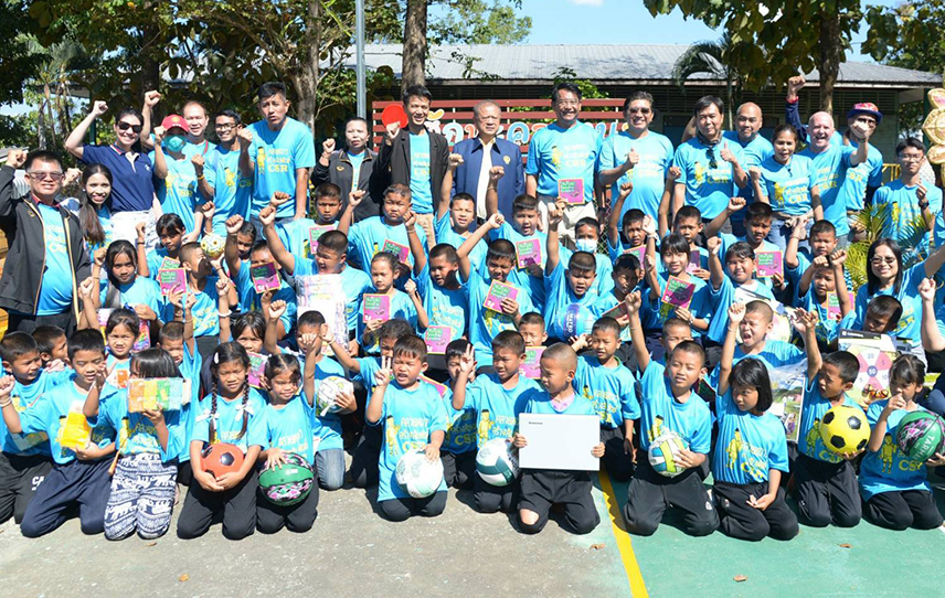 กมธ.ศึกษา มอบอุปกรณ์ให้เด็กนักเรียนร.ร.บ้านคลองบง โครงการ"คลายหนาว สร้างสัมพันธ์ CSR" 