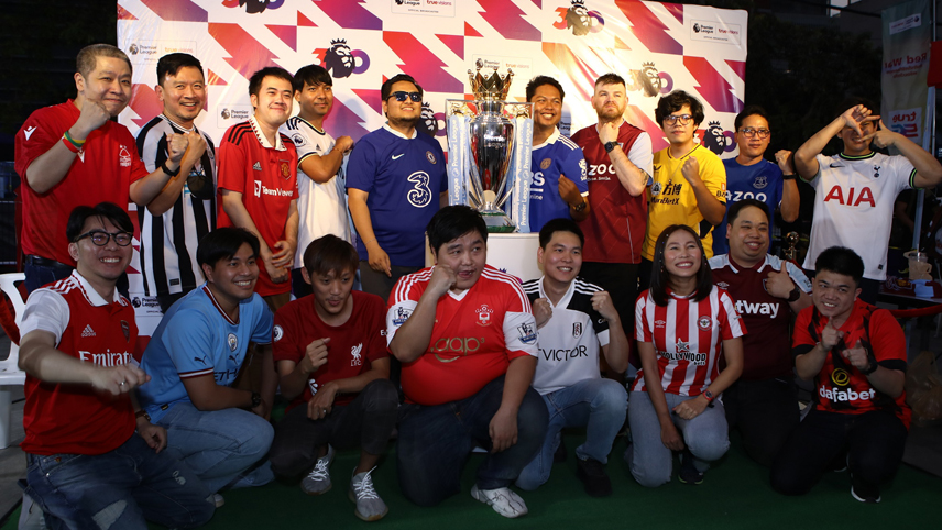 แฟนบอลเฮสนั่น มันสุดขั้ว ชมสด "แดงเดือด" ผ่านจอยักษ์ พร้อมชื่นชม "Premier League Trophy" 