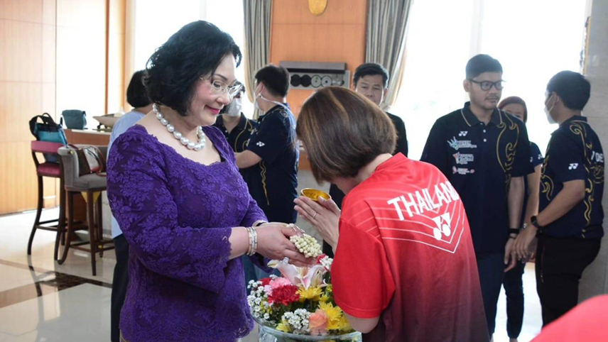 ทัพขนไก่ไทยเข้ารดน้ำดำหัว "คุณหญิงปัทมา" ในช่วงเทศกาลสงกรานต์สุดชื่นมื่น 