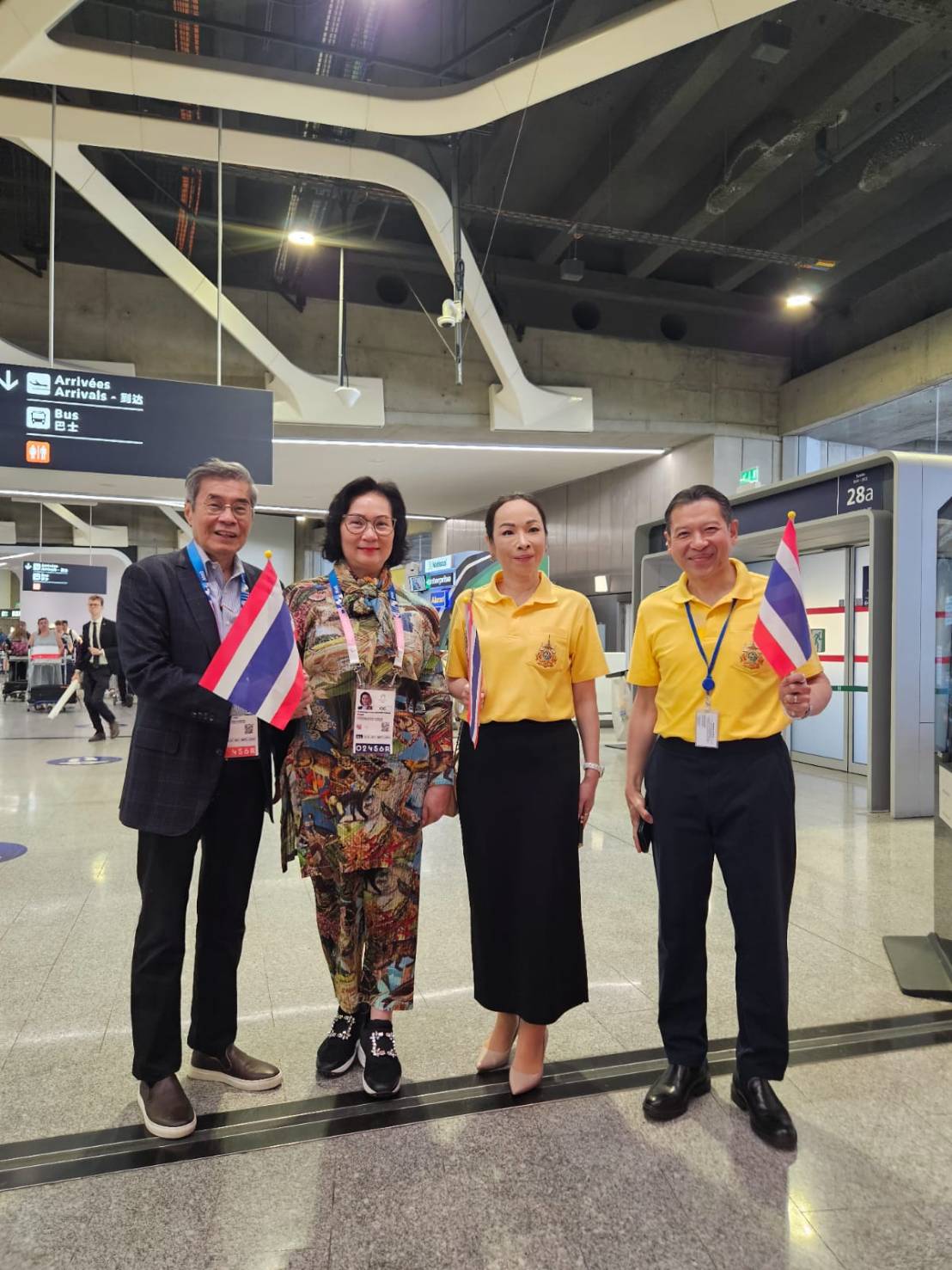  คุณหญิงปัทมา ลีสวัสดิ์ตระกูล กรรมการคณะกรรมการโอลิมปิกสากล (ไอโอซีเมมเบอร์), รองประธานสหพันธ์สหพันธ์แบดมินตันโลก และนายกสมาคมกีฬาตันแห่งประเทศไทย และ ดร.สมศักดิ์ ลีสวัสดิ์ตระกูล ที่ปรึกษาคณะกรรมการโอลิมปิกแห่งประเทศไทยฯ พร้อมด้วย ายศรัณย์ เจริญสุวรรณ เอกอัครราชทูต ณ กรุงปารีส และภริยา นำคณะเจ้าหน้าที่สถานเอกอัครราชทูต ณ กรุงปารีส และผู้แทนชุมชนชาวไทยในประเทศฝรั่งเศส ร่วมต้อนรับ คณะนักกีฬาไทยชุดแรก  